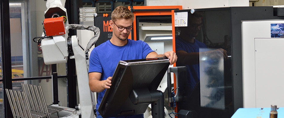 Poggengerd Zerspanungstechnologie - Mitarbeiter bei der Arbeit